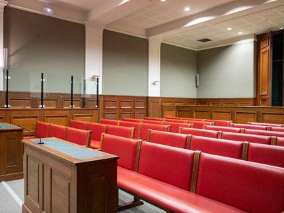 sala de juicio con sillones